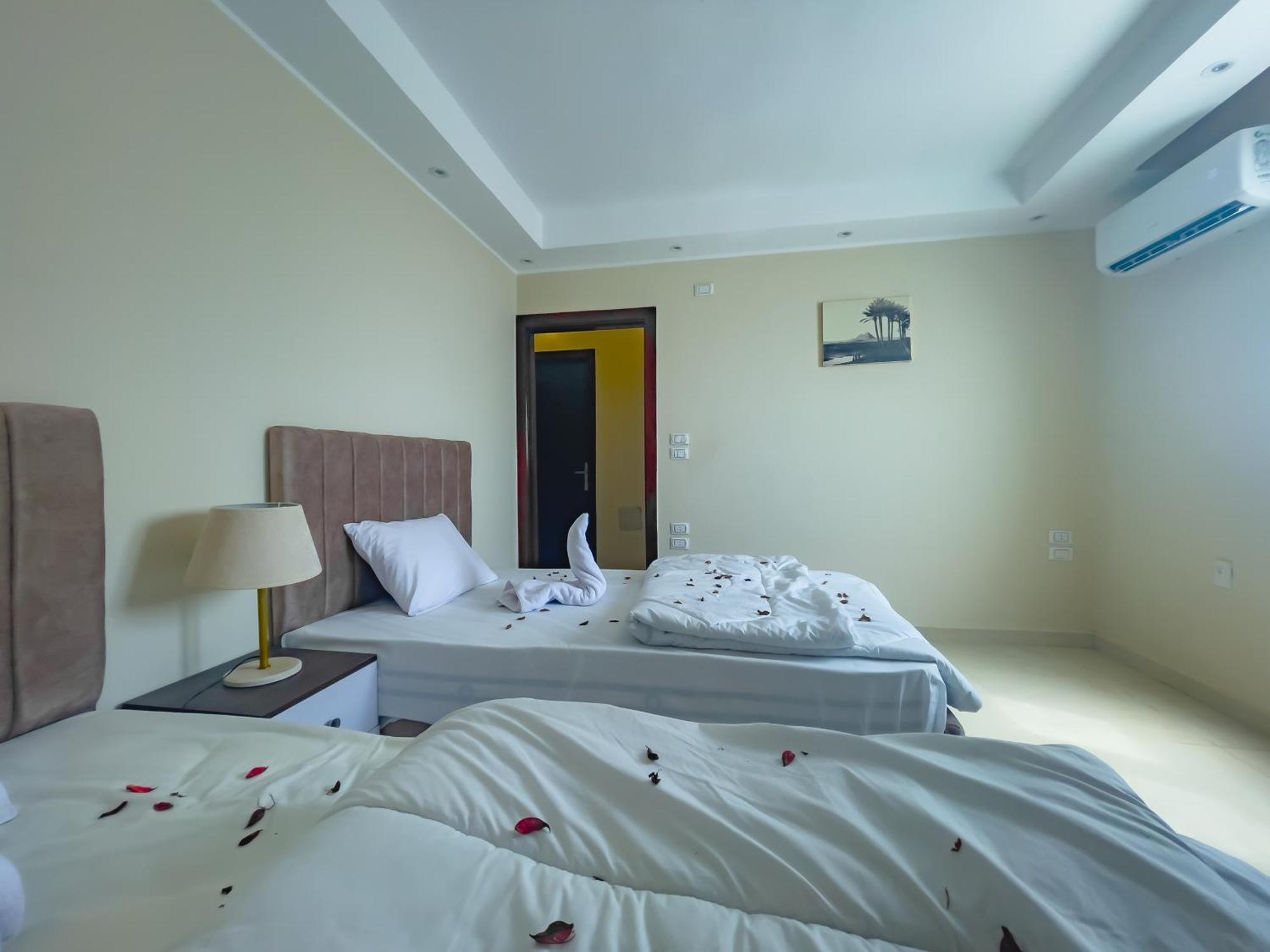 Jumeirah Pyramids View Inn Kafrat al Jabal Exterior photo